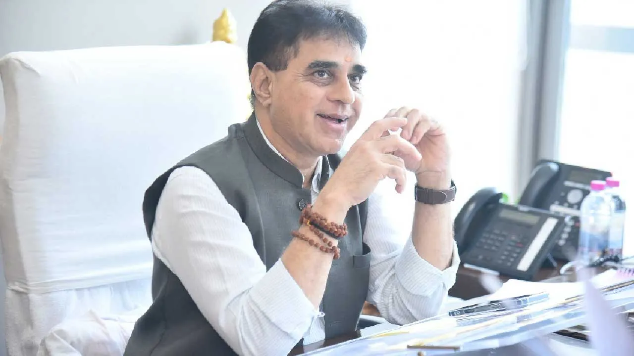 Praful Pansheriya: A Person Who Walks the Path of Service with a Smiling Face, Far Away from Controversies