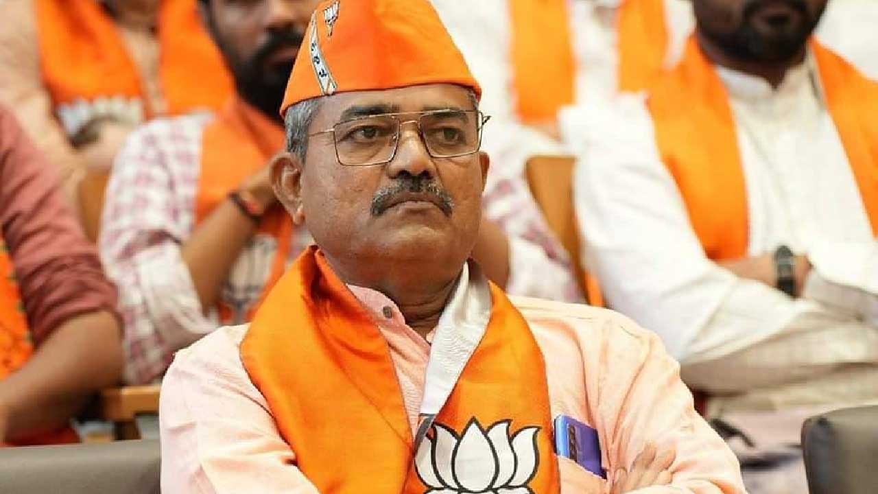 Gujarat BJP state team member Rajubhai still travels by bus for the organization