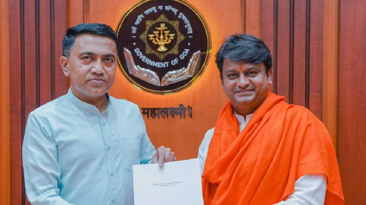 Goa CM Felicitates HH Rajrajeshwar Guruji During Grand Spiritual Festival