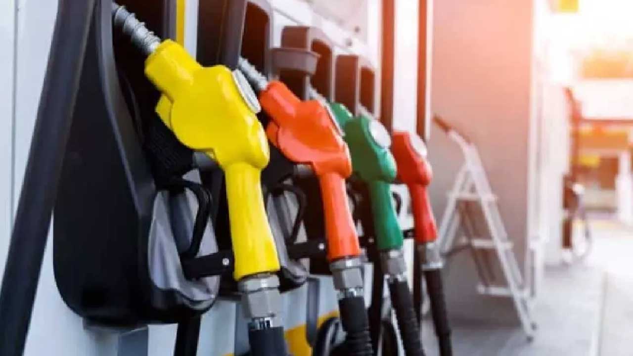 Oil companies in the country face a daily loss of ₹1,000 crore